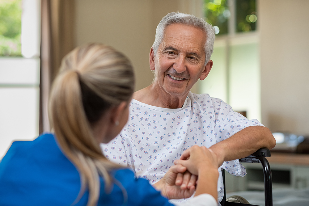 Photo d'un médecin avec son patient